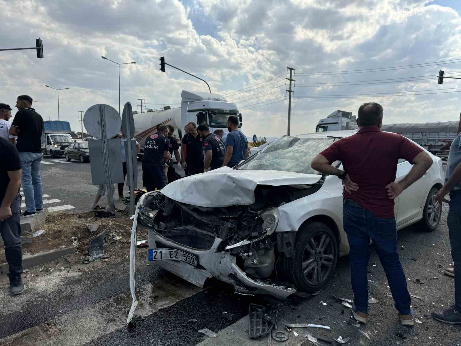 Diyarbakır’da iki otomobil birbirine girdi: 4 yaralı