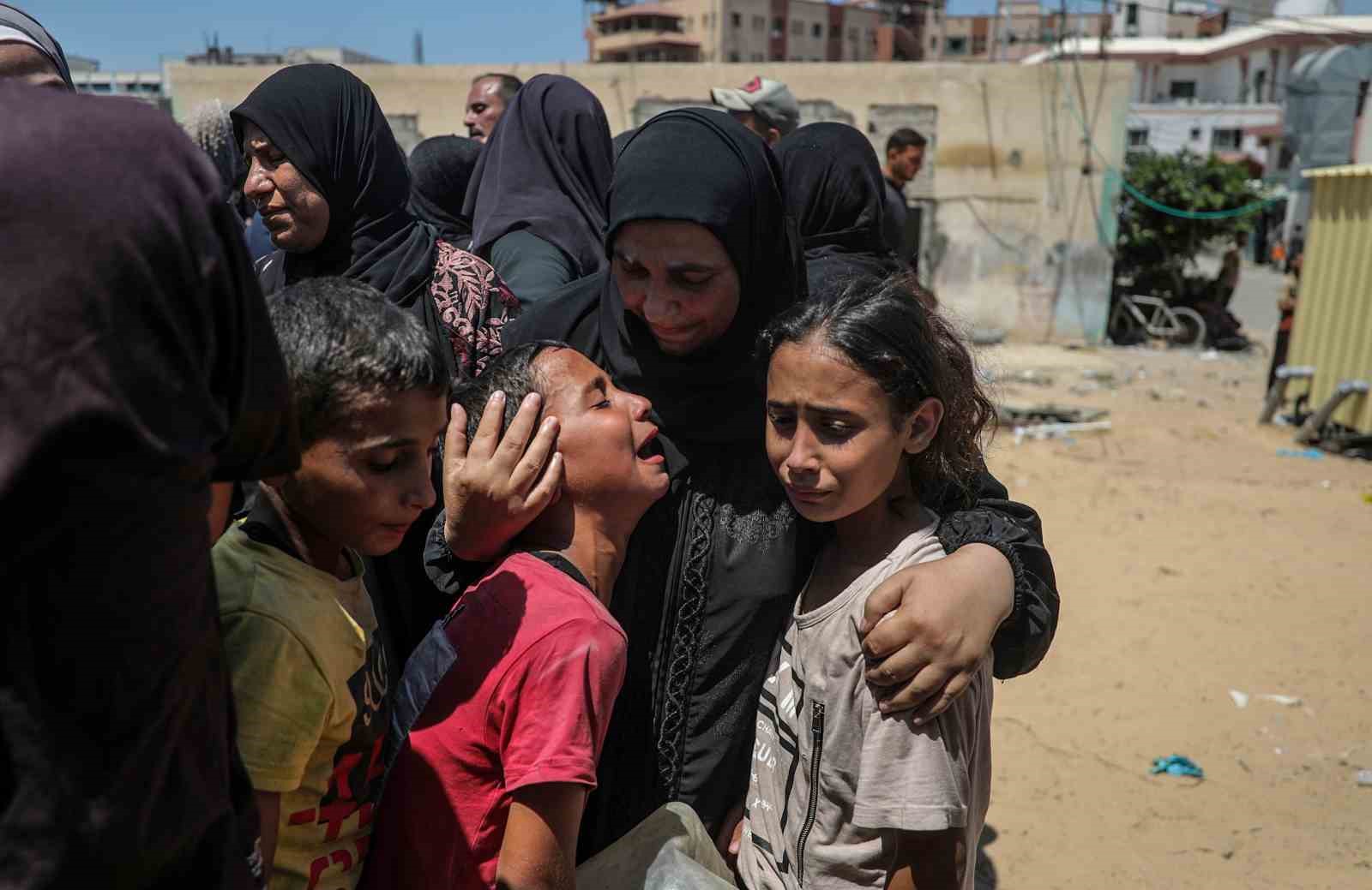 İsrail’in 71 Filistinliyi katlettiği El Mevasi’deki yıkım görüntülendi