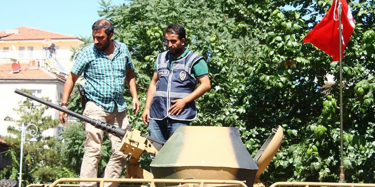 Darbecilerin kullandığı ZPT aracını güvenli alana çeken Mustafa Özbey o günleri unutamıyor
