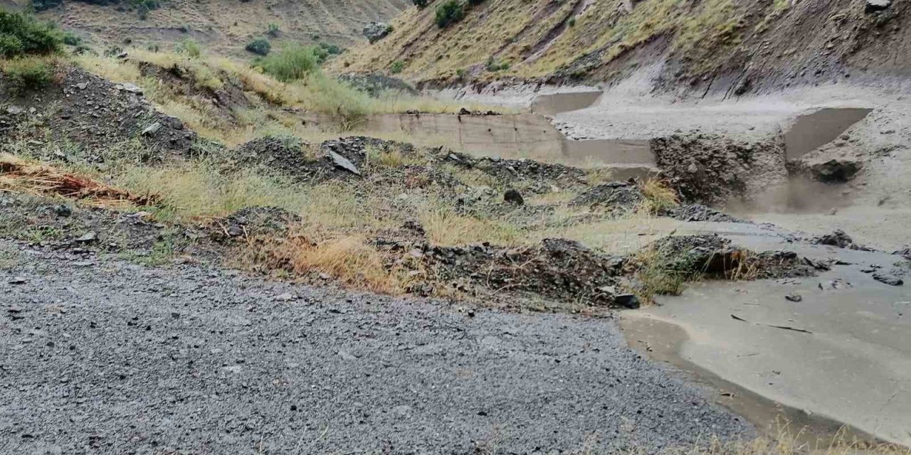 Tunceli’de sağanak sel neden oldu, o anlar kamerada