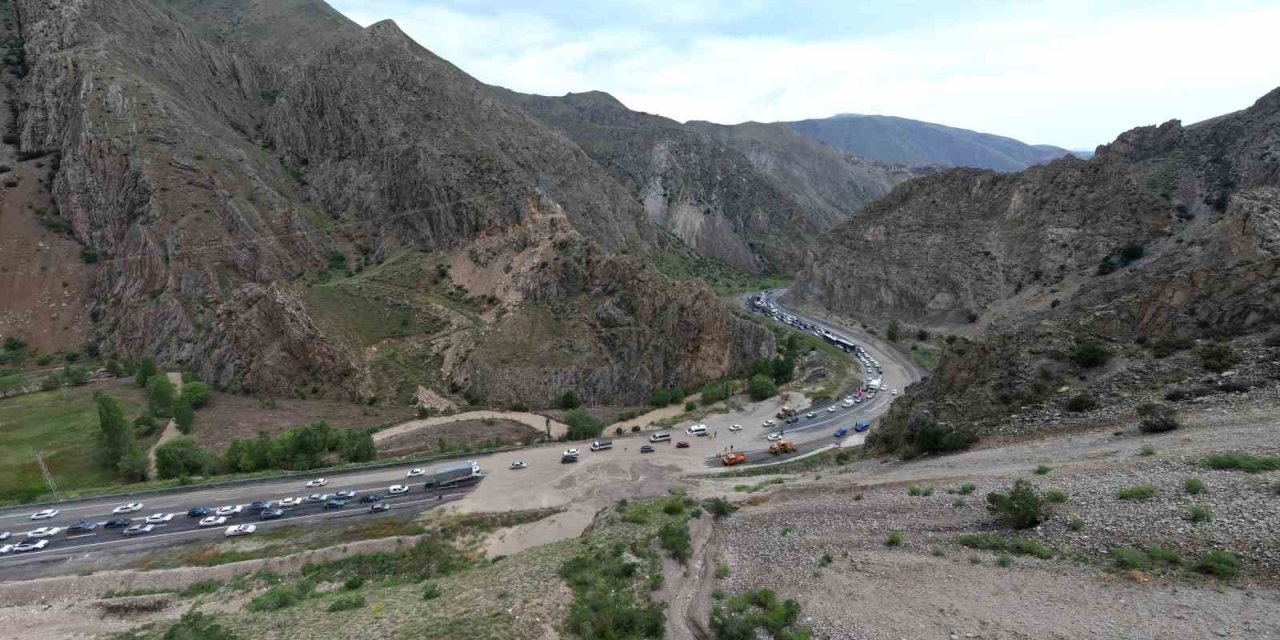 Erzurum-Artvin karayolu trafiğe kapandı