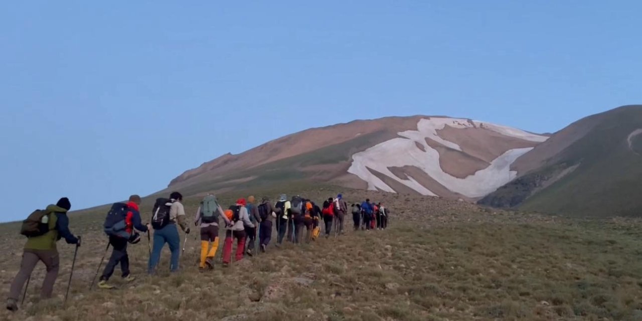 Ağrı’da 15 Temmuz için Süphan Dağına çıktılar