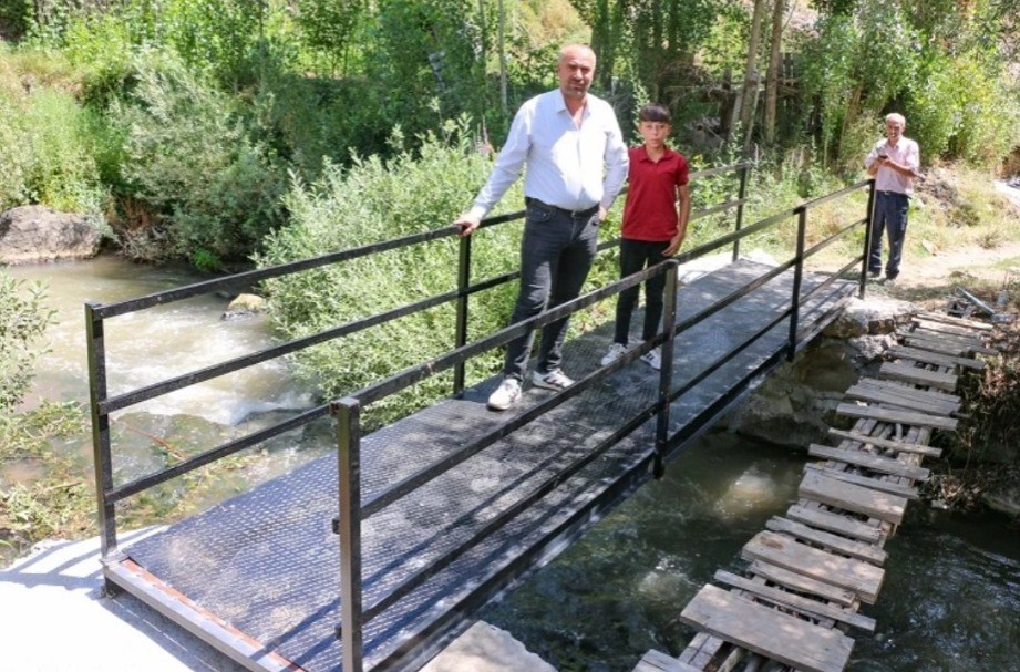 Bitlis’te tehlike yaratan tahta köprü yerine demir köprü