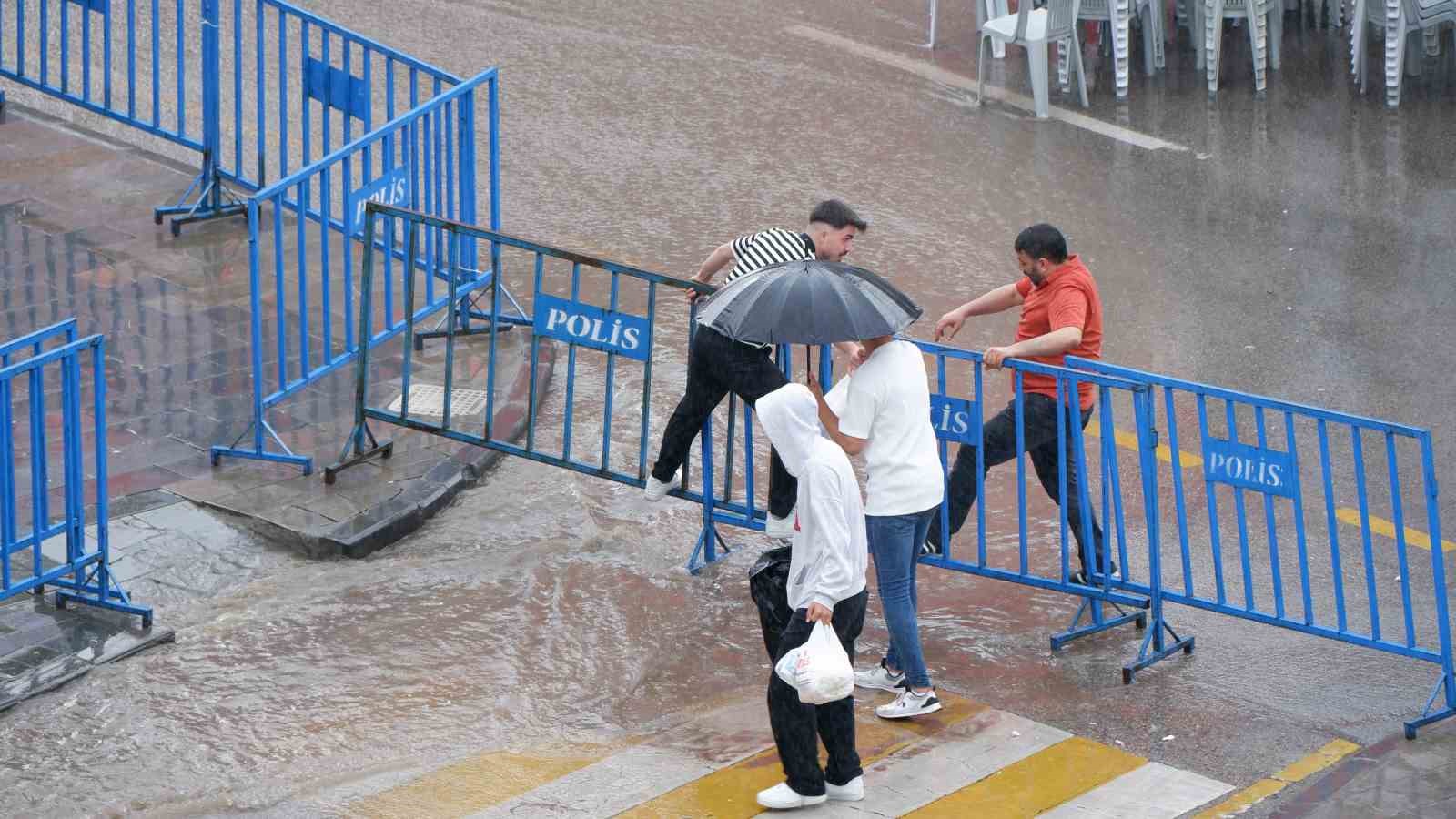 Erzurum’da yağmur vatandaşı mağdur etti