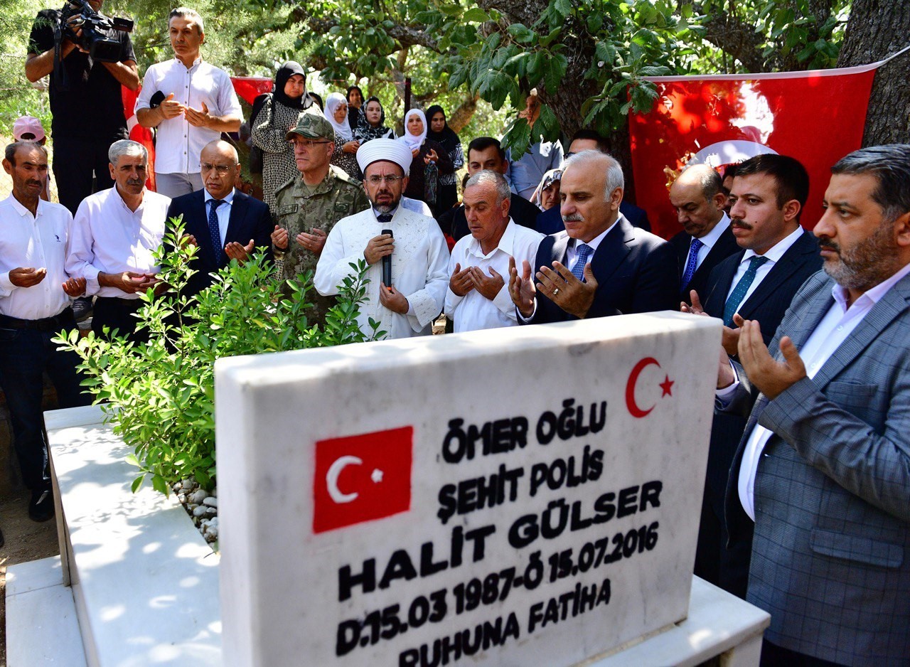 Diyarbakır’da 15 Temmuz Şehitleri kabirleri başında anıldı