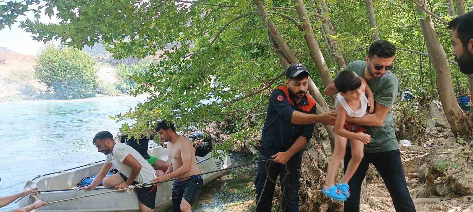 Dicle Nehri’nde mahsur kalan 10 kişilik aile kurtarıldı