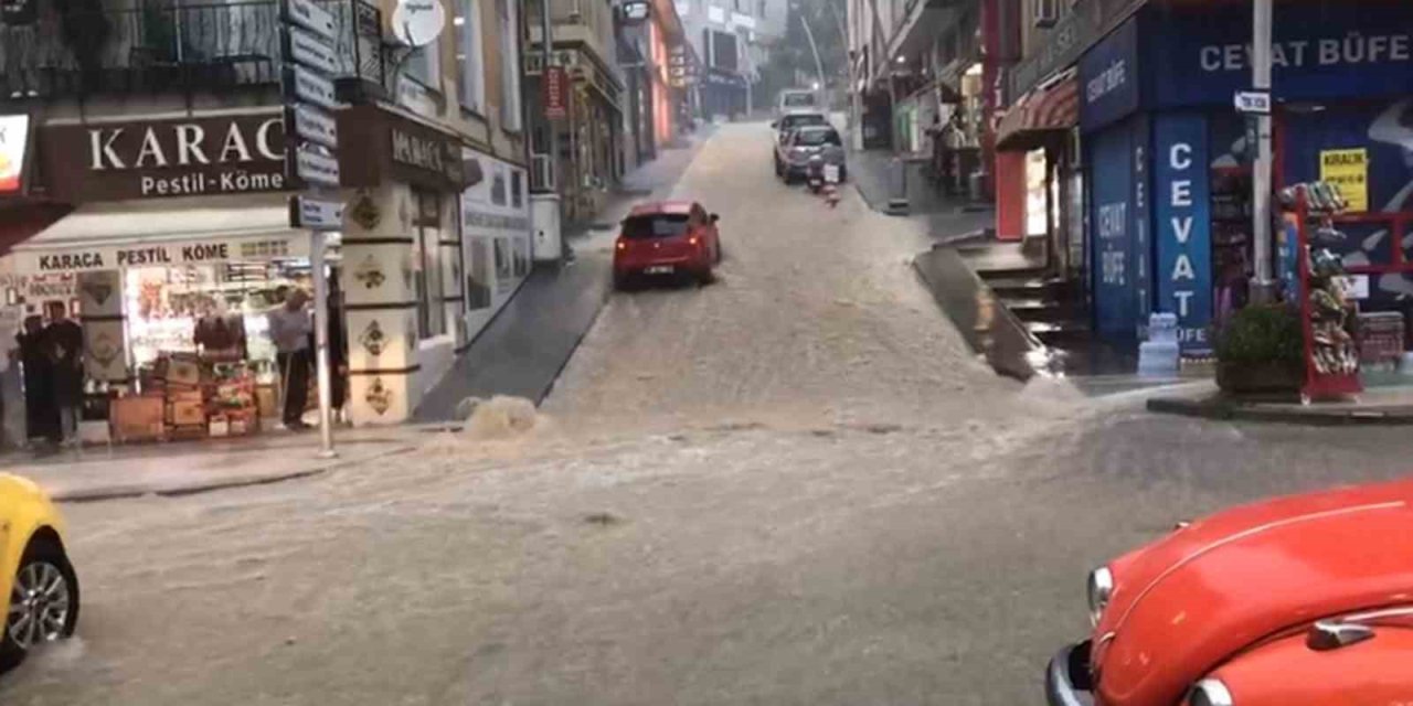Şiddetli yağış sonrası Gümüşhane-Bayburt yolu kapandı