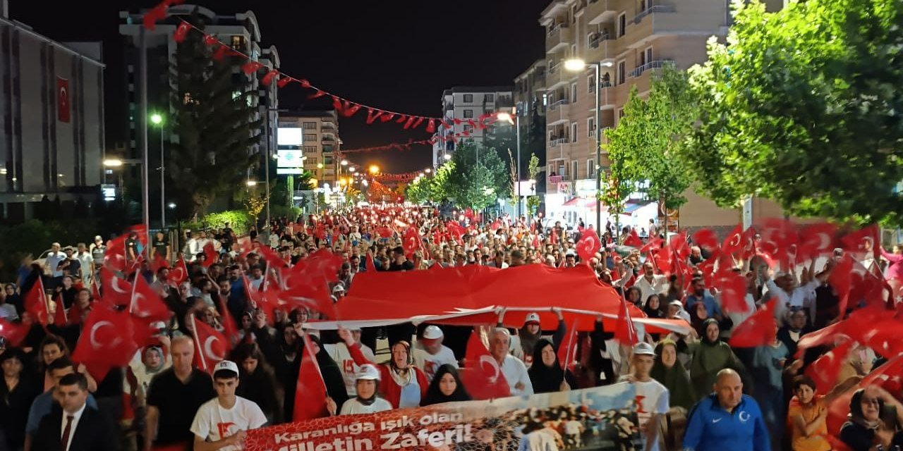 Van’da binlerce kişi ’15 Temmuz’ yürüyüşüne katıldı