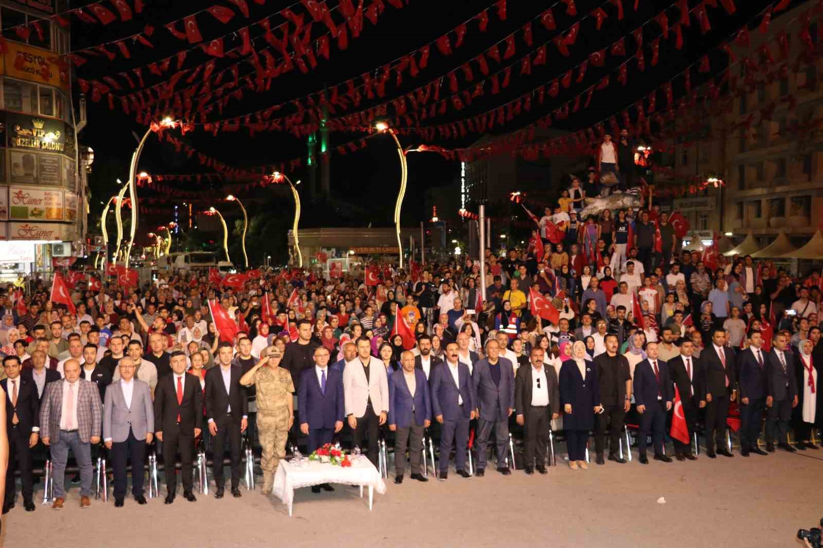 15 Temmuz'da Vanlılar meydanlarda buluştu