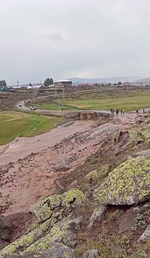 Erzurum Tekman’da sel arazilere büyük zarar verdi