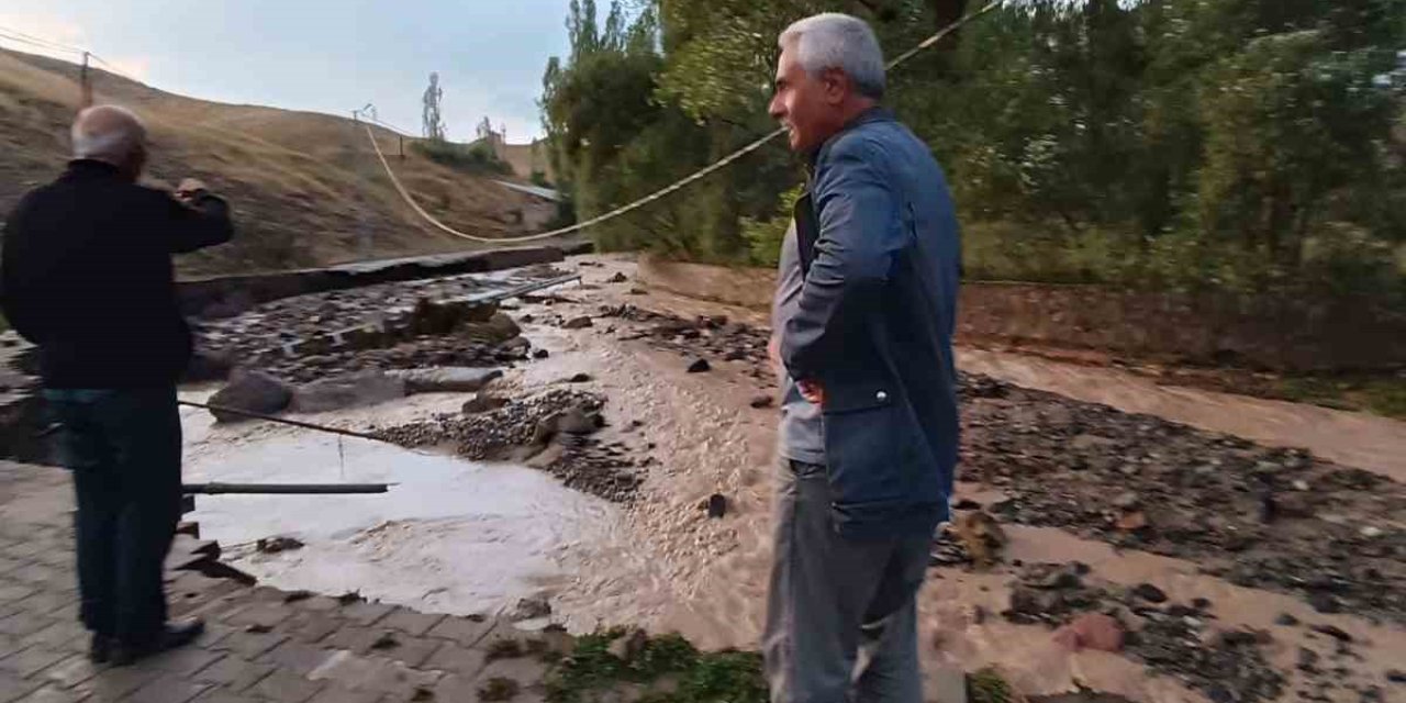 Sarıkamış’ı sel vurdu: Yollar yıkıldı, evleri su bastı