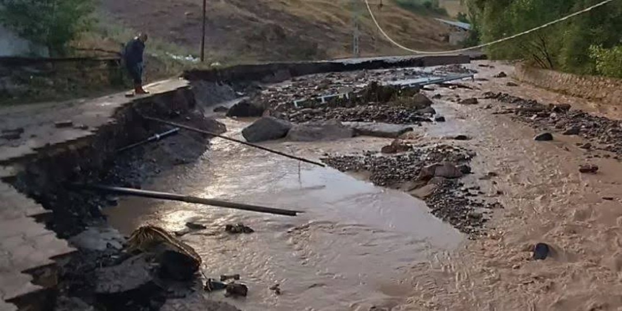 Kars'ta sel nedeniyle bir köyde ev, ahır ve yollar zarar gördü