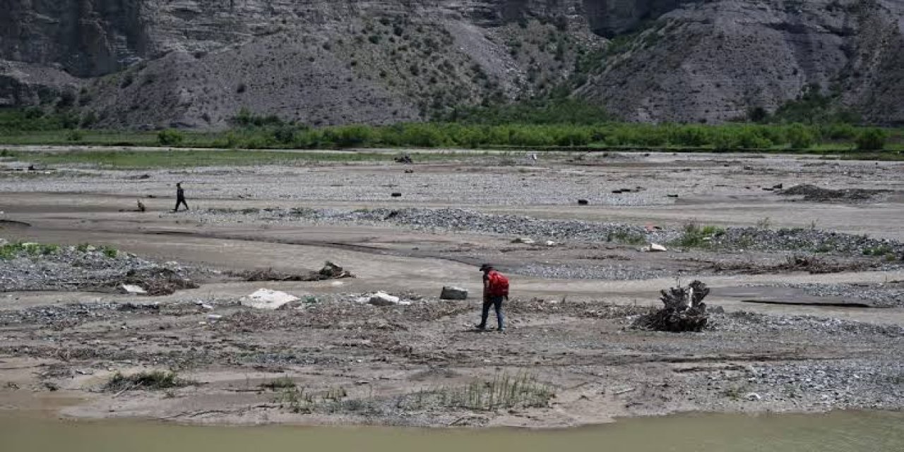 Erzurum'da aracın akarsuya düşmesi sonucu kaybolan bebeği arama çalışmaları sürüyor