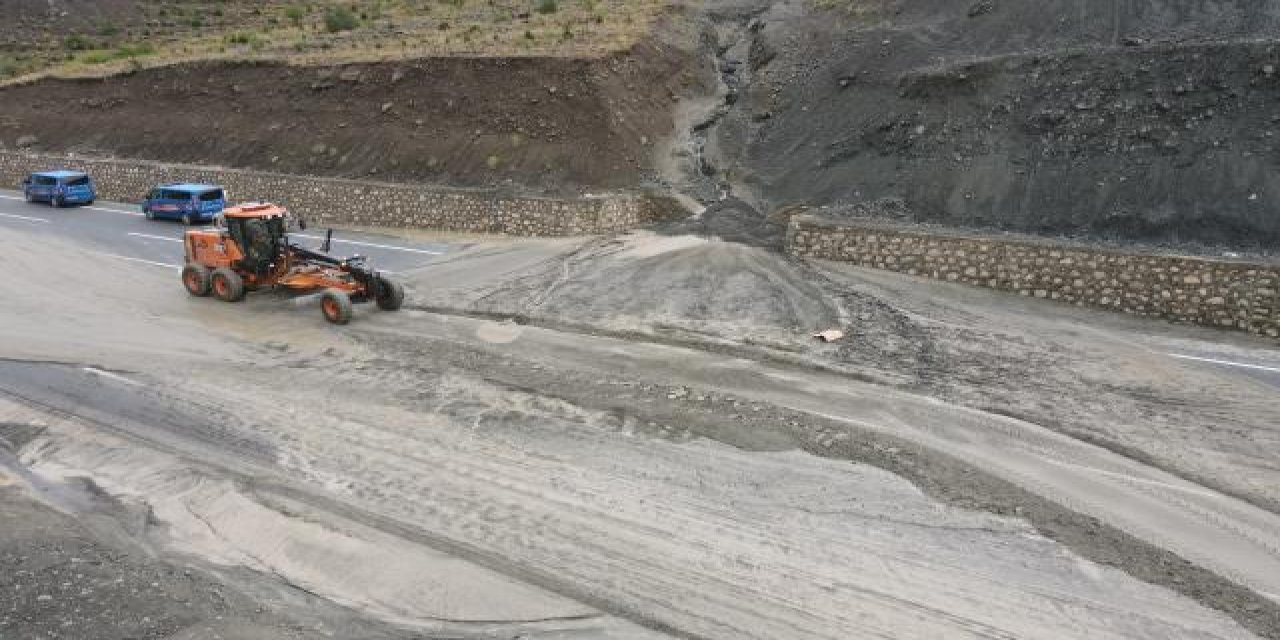 Erzincan-Sivas kara yolunda heyelan