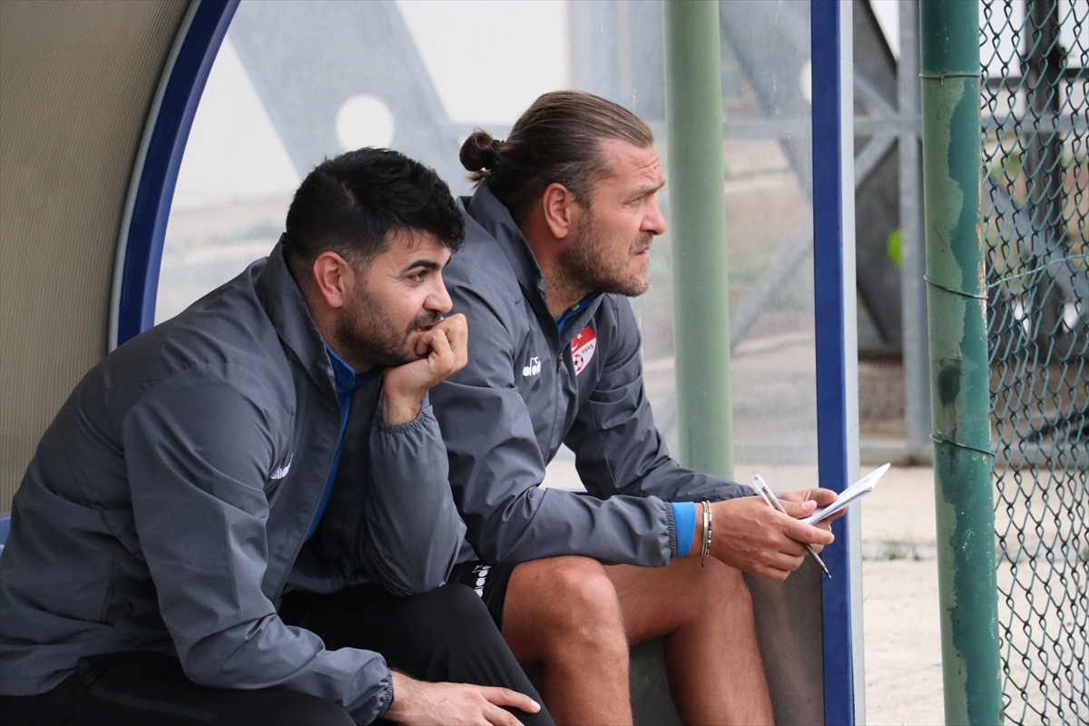 Profesyonel futbolcular antrenörlüğe Palandöken'de hazırlanıyor