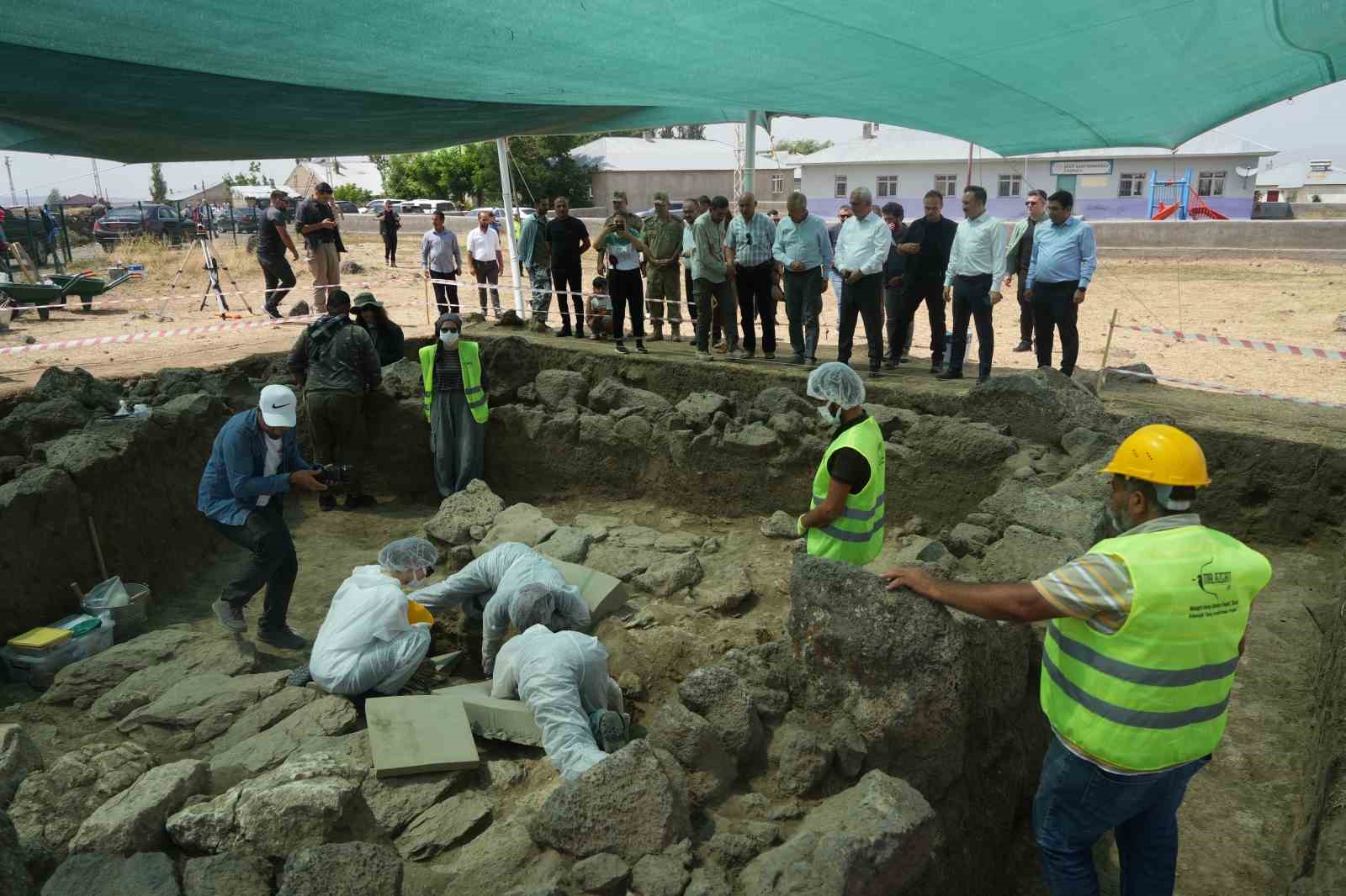 Muş Valisi Çakır, Malazgirt’teki kazı çalışmalarını inceledi