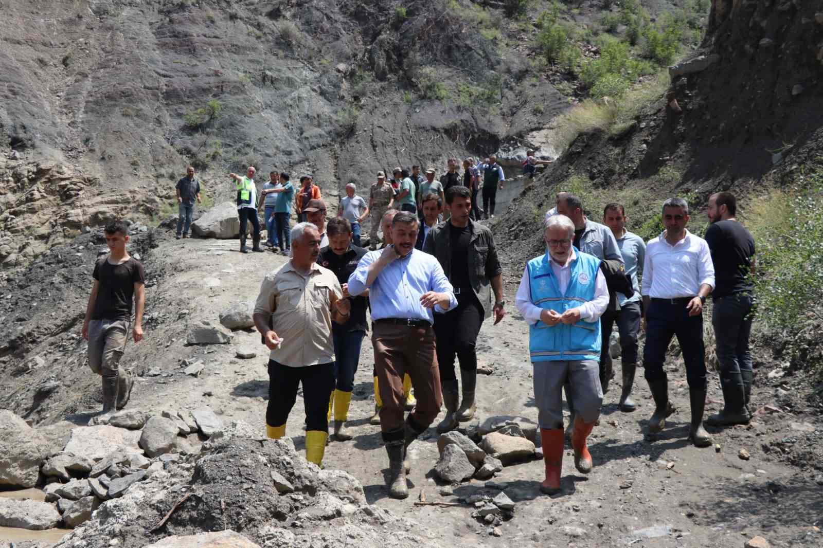 Erzurum'un o köyünü sel yıktı geçti