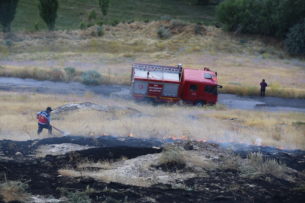 Van'da tarihi kalede çıkan yangın kontrol altına alındı