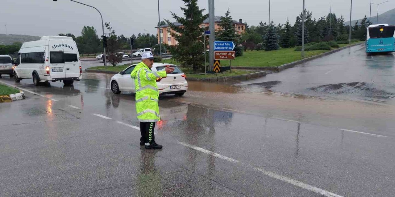 Erzurum’u sel aldı