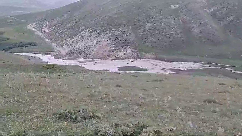 Erzurum'da biçilen otlar sular altında kaldı