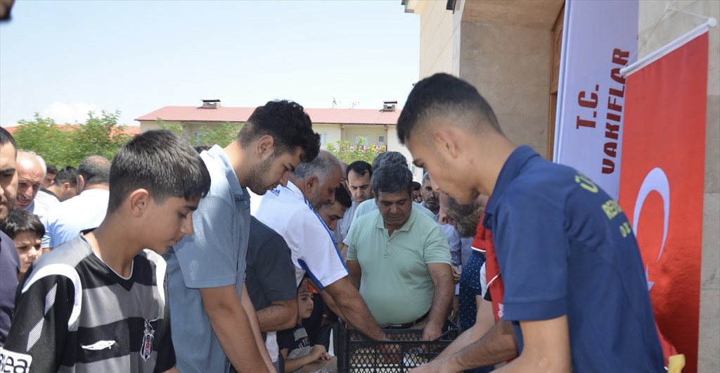 Bitlis ve Muş'ta yüzlerce kişiye aşure dağıtıldı