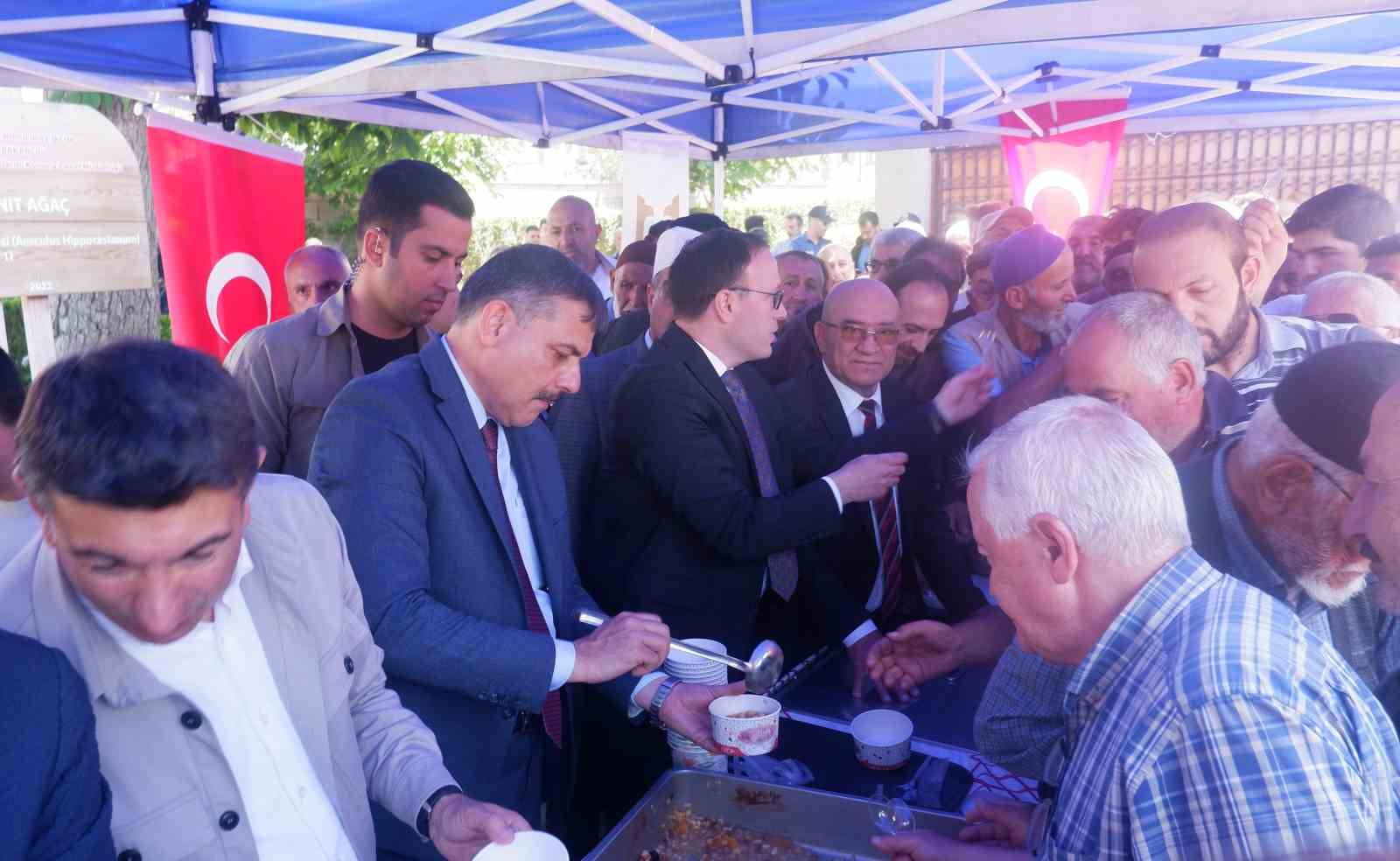 Erzurum'da aşure dağıtımında izdiham yaşandı