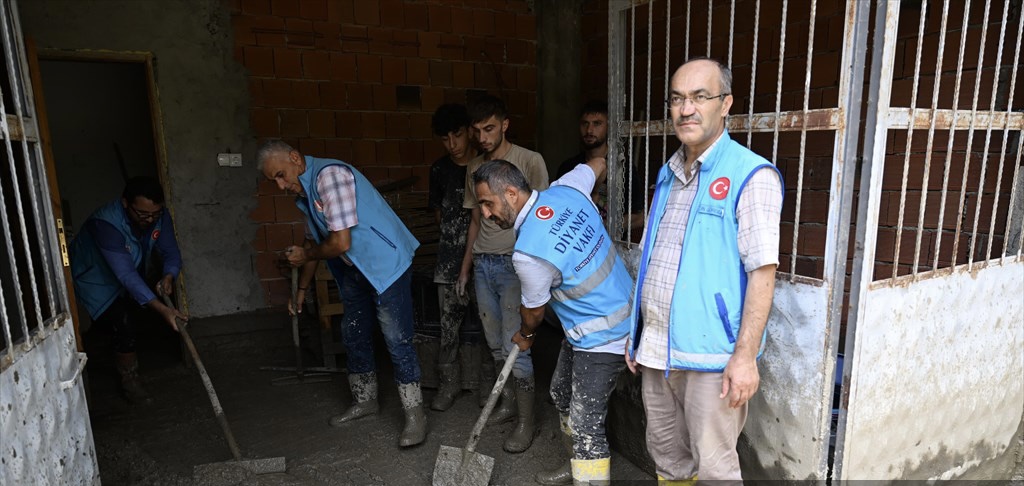 Erzurum'da din görevlileri selden etkilenen vatandaşların yanında