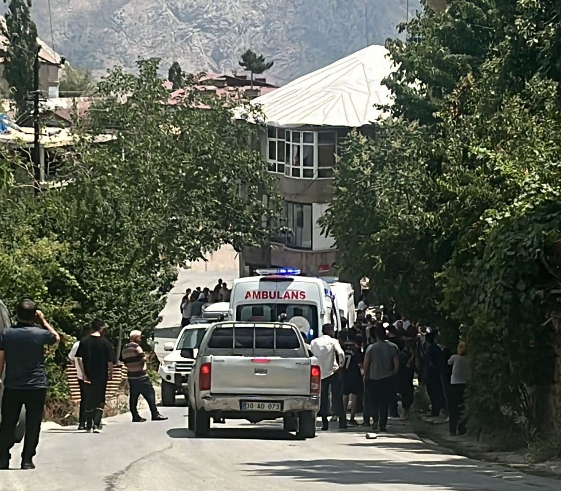 Hakkari’de cinnet geçiren genç babasını öldürdü, kardeşini yaraladı