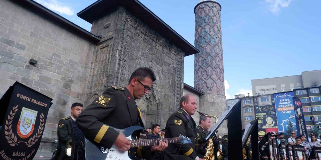 Askeri bando Erzurum’da coşturdu