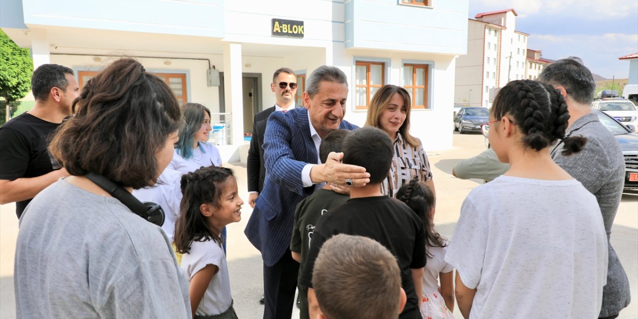 Bitlis Valisi'nden çocuklara aşure ikramı