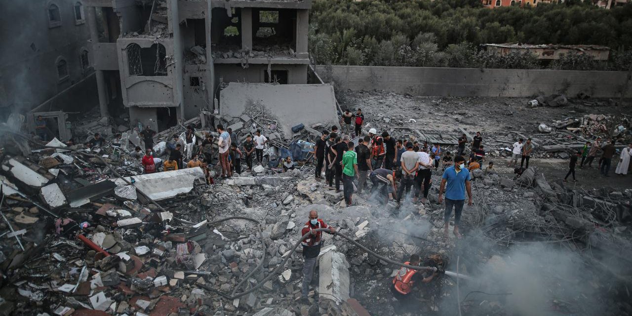 İsrail, Nuseyrat Mülteci Kampı’nda çok katlı bir binayı vurdu