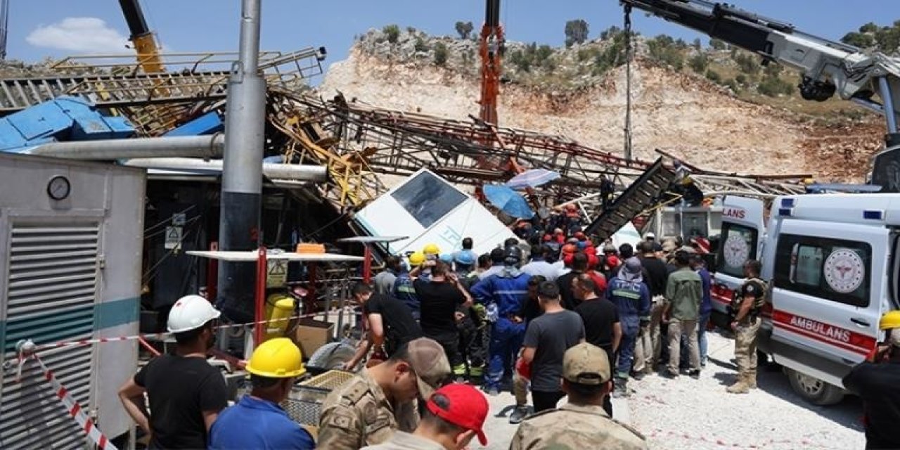 Bitlis'te devrilen kamyonun altında kalan kişi yaralandı