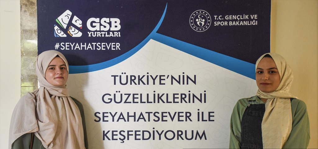 Gençler Van'ın güzelliklerinin tadını çıkarıyor