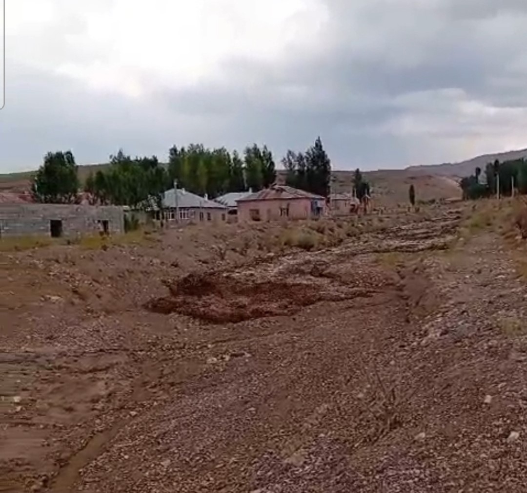 Van'da sağanak ve dolu seli beraberinde getirdi