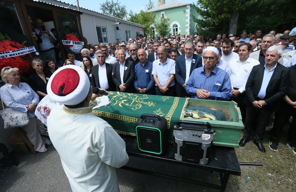 DEM Parti Eş Genel Başkanı Bakırhan'ın annesinin cenazesi Kars'ta uğurlandı