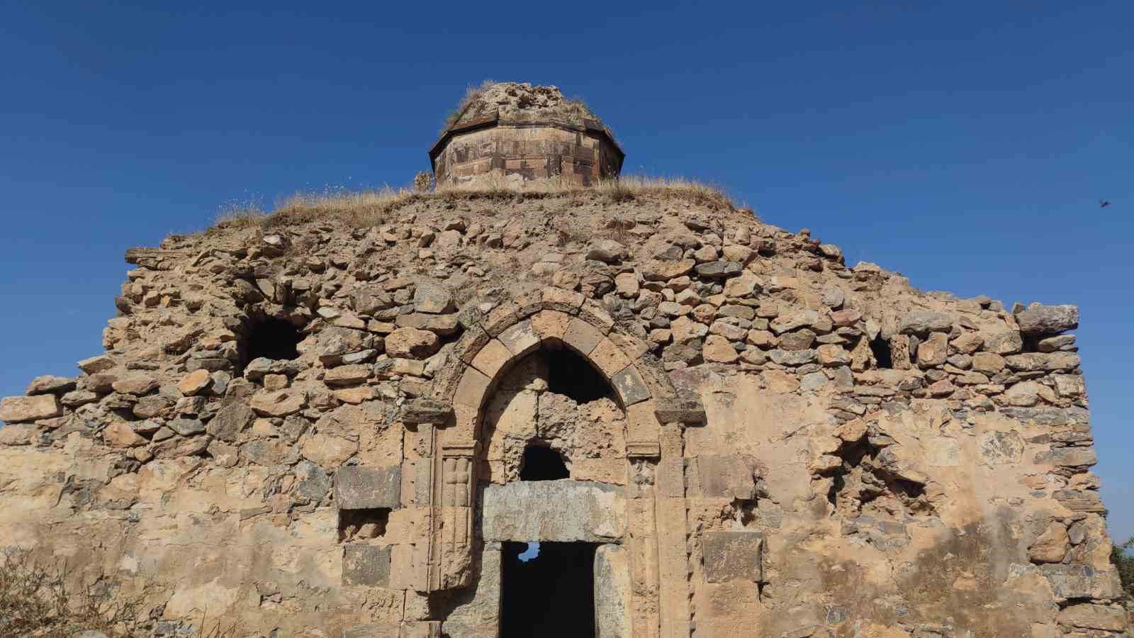 Van'da defineciler tarihi kiliseyi tahribata uğrattı