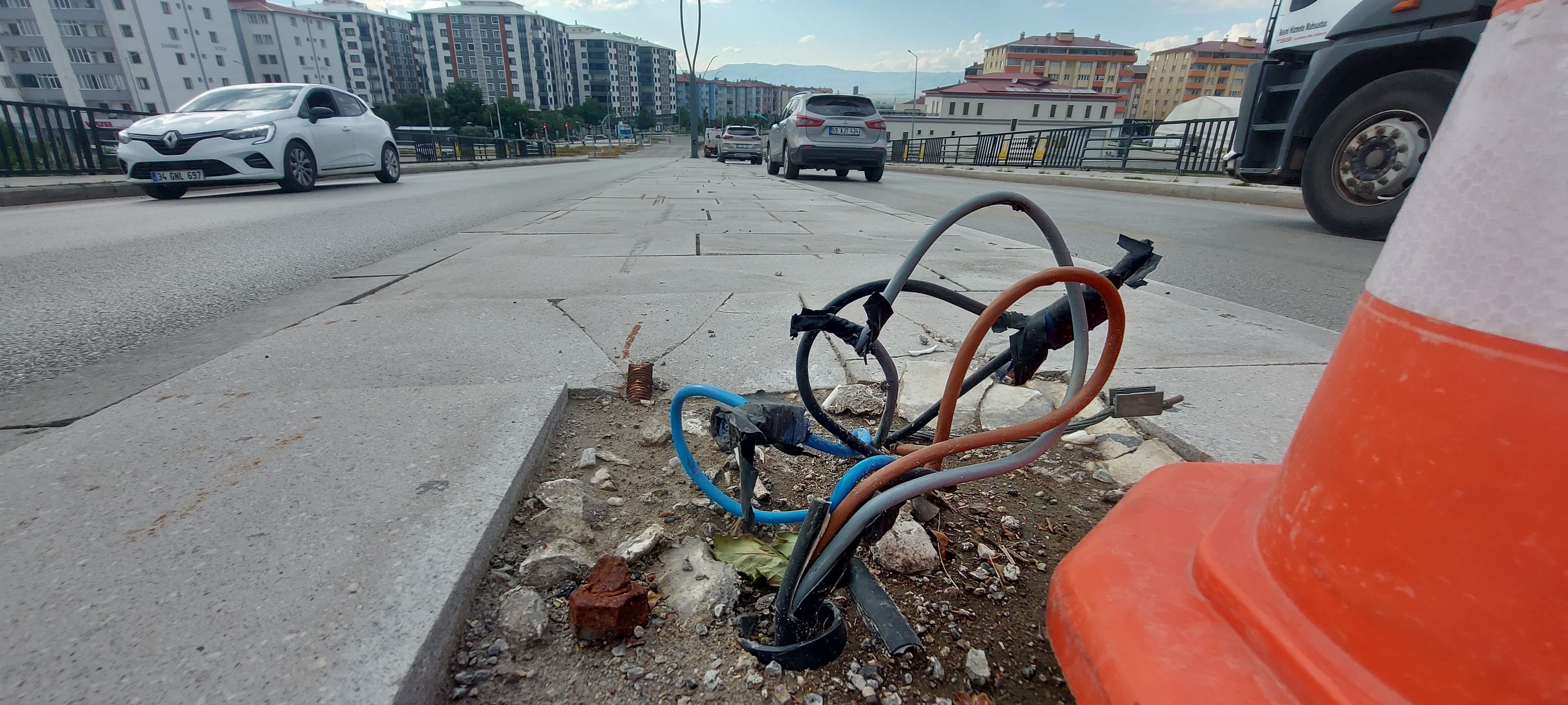 Erzurum’da açık elektrik kabloları vatandaşlarının canını tehlikeye atıyor