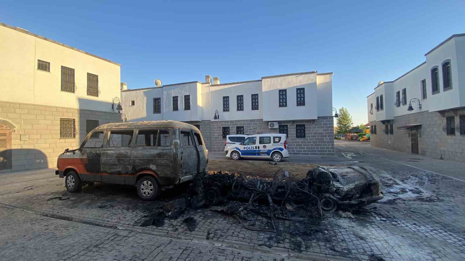 Diyarbakır’da park halindeki minibüs ve otomobil kül oldu