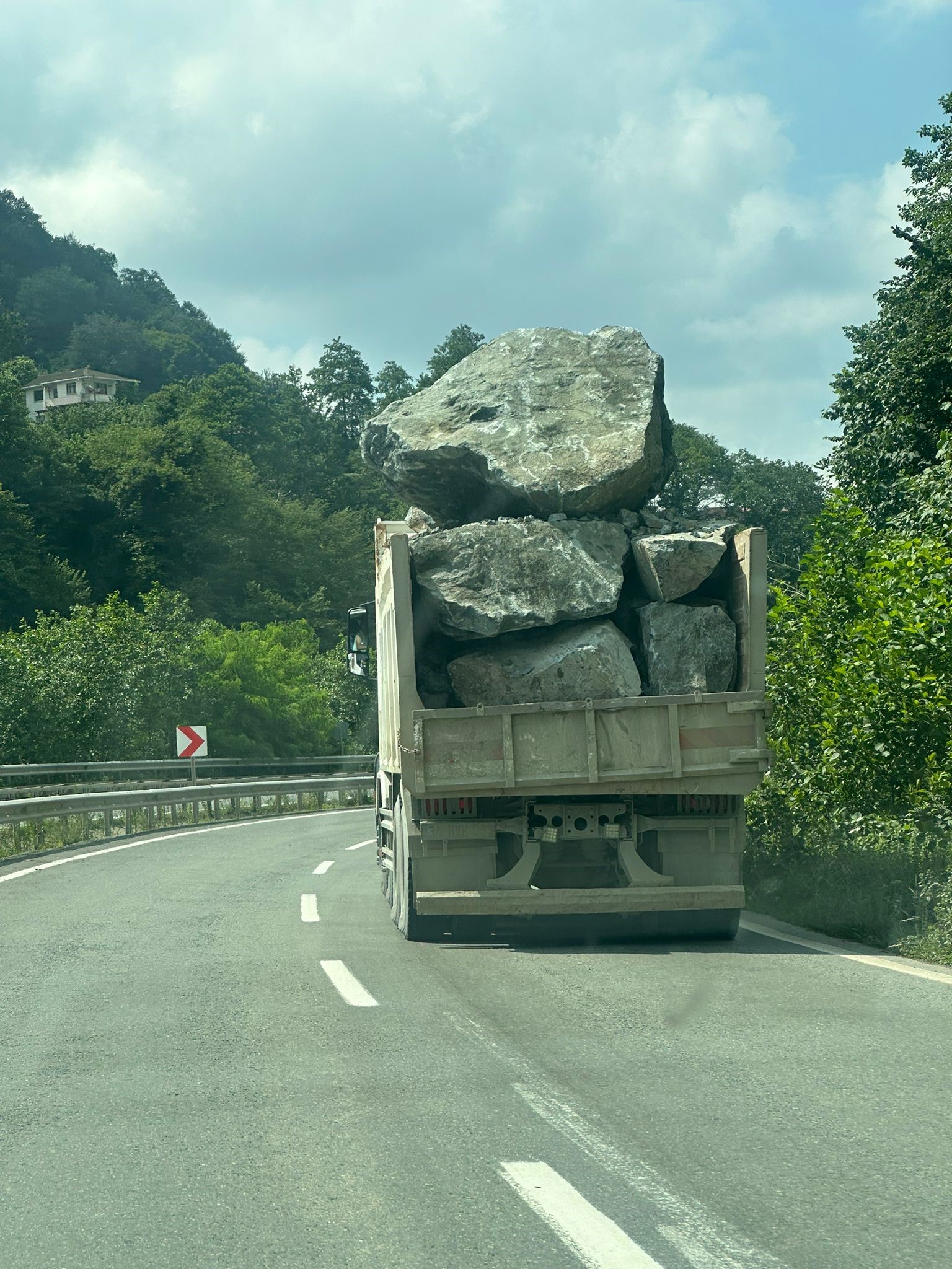 Erzurum'da kaya yüklü kamyonlar trafiği tehlikeye atıyor