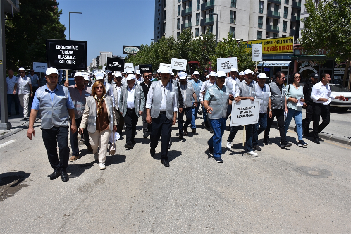 Van'da uçak seferleri protesto edildi