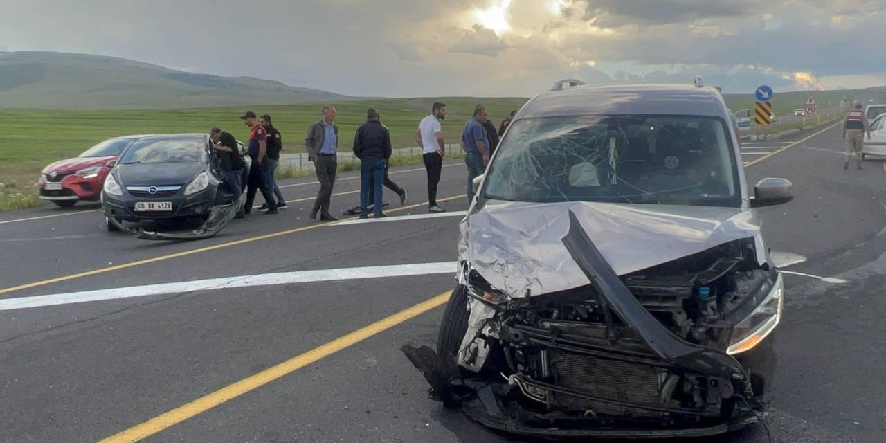 Kars'ta otomobil ile hafif ticari aracın çarpıştığı kazada 13 kişi yaralandı