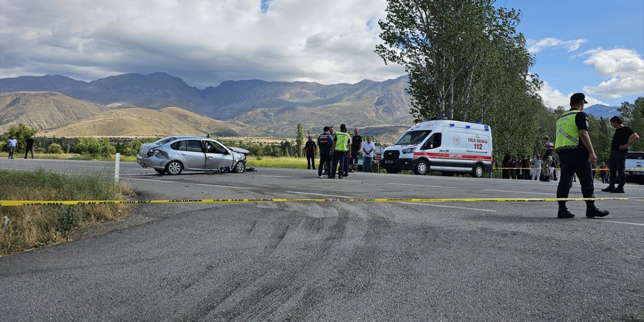 Ticari araç ile otomobilin çarpışması sonucu 1 kişi öldü, 1 kişi yaralandı