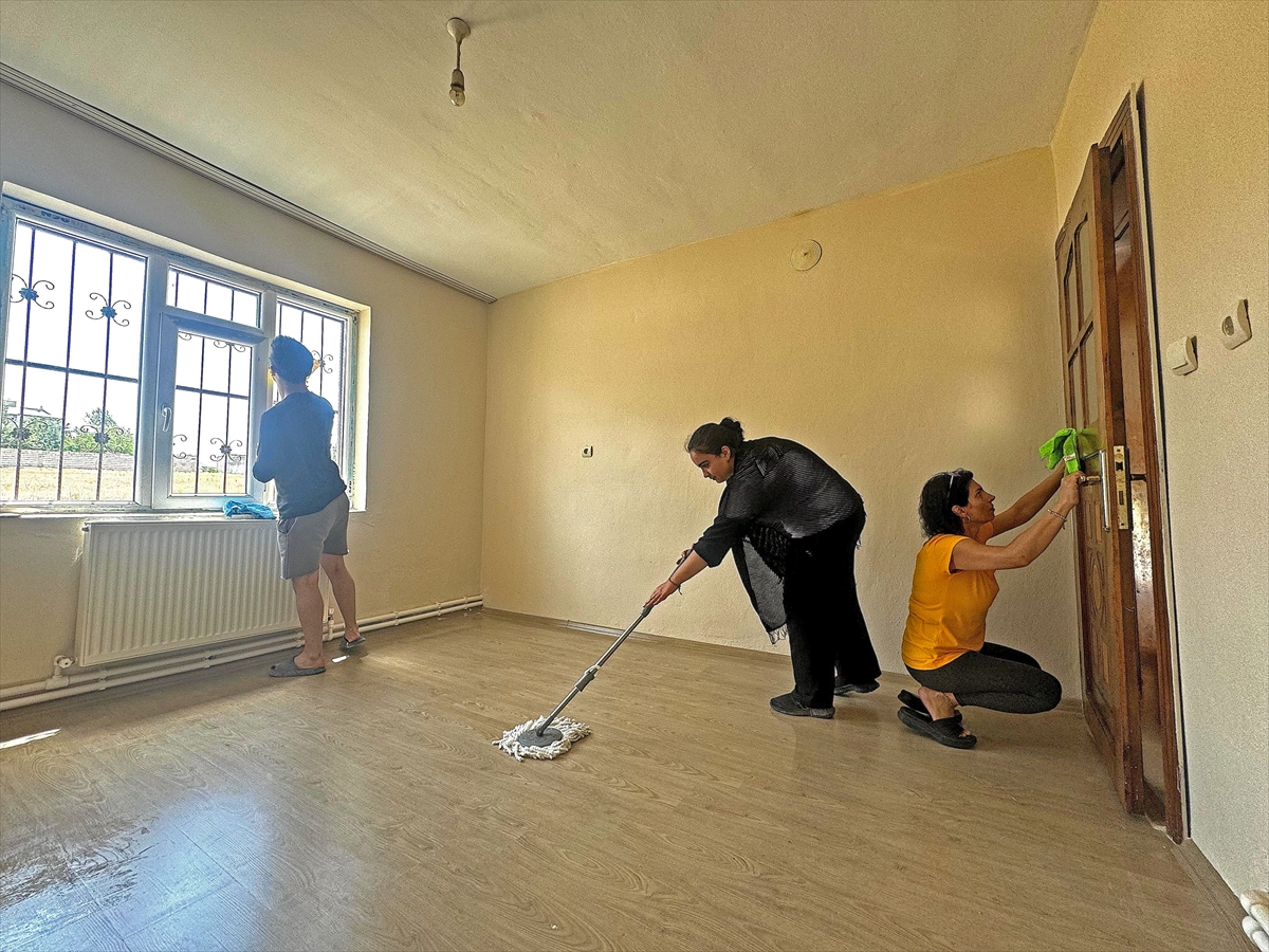 Van'da gönüllü gençlerden, sağlık sorunları yaşayan aileye vefa