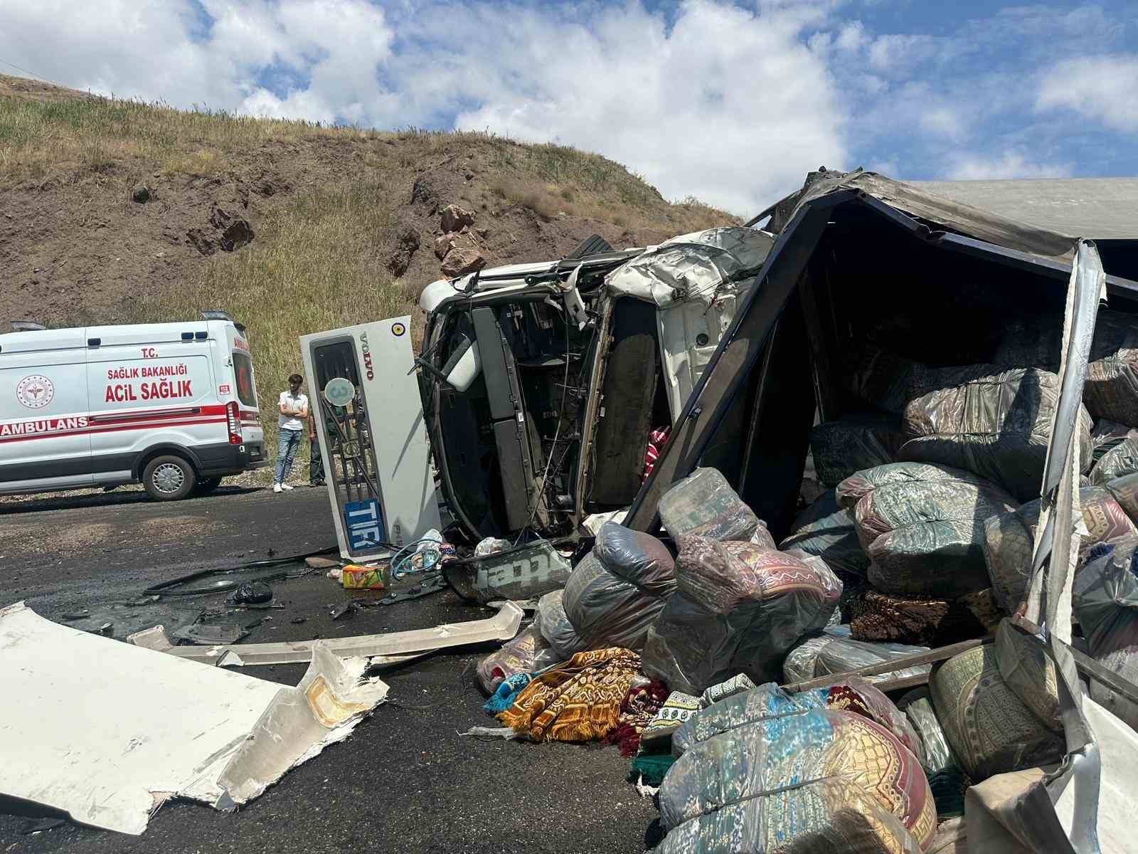 Hakkari-Van yolunda 2 tır kafa kafaya çarpıştı