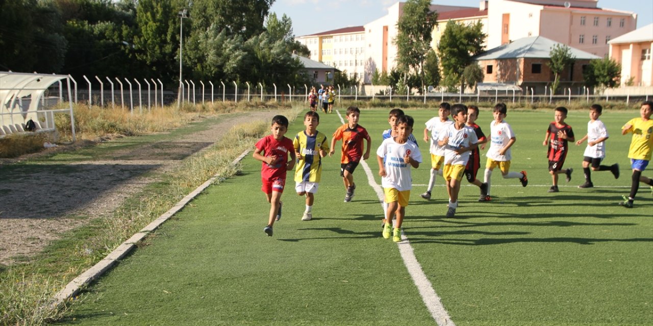 Muş'ta açılan futbol akademisinde geleceğin futbolcuları yetişecek