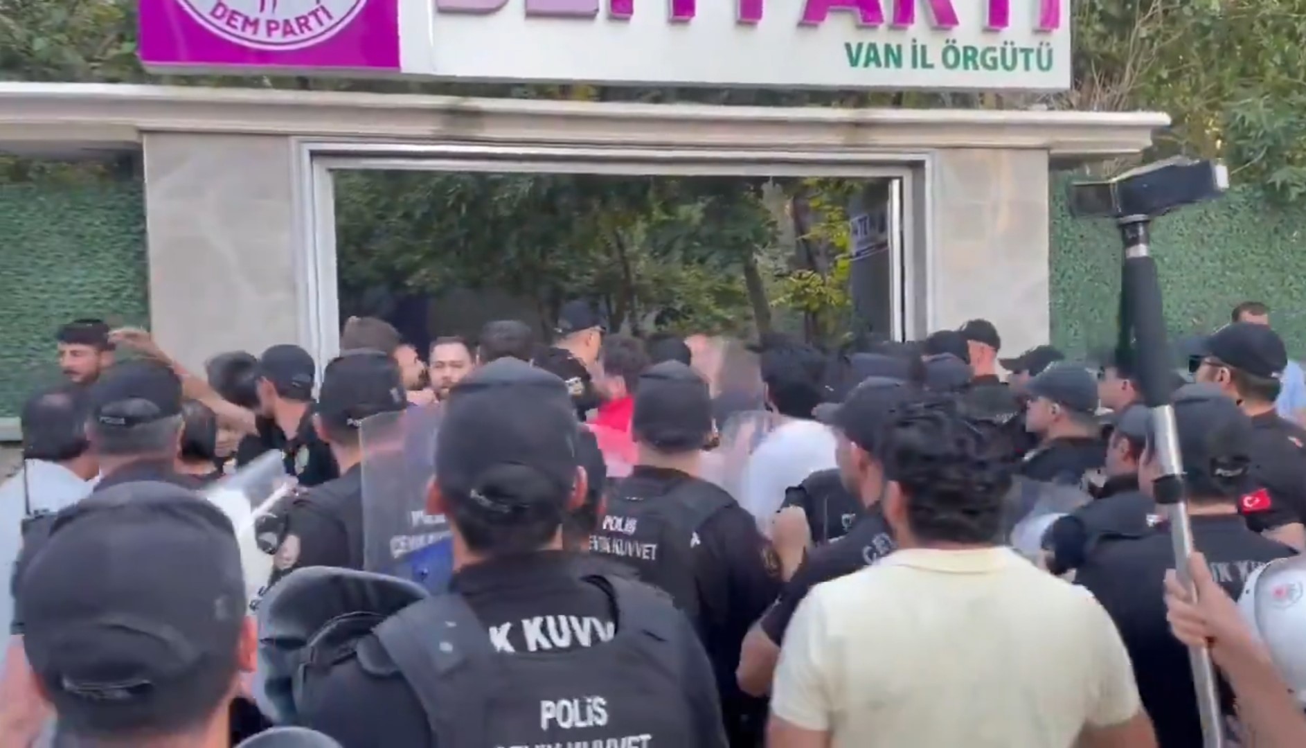 Van'da ortalık karıştı: DEM Partililere polis müdahelesi