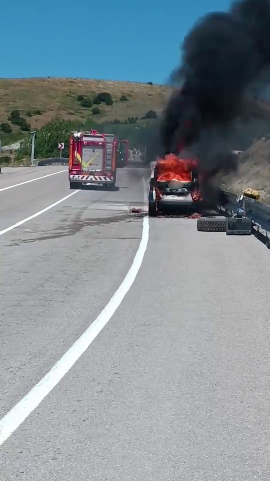 Erzurum'da seyir halindeki otomobil alev alev yandı