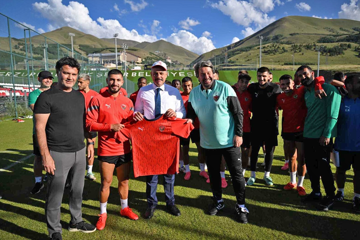 Erzurum sezona hazırlanan 15 futbol takımını ağırladı