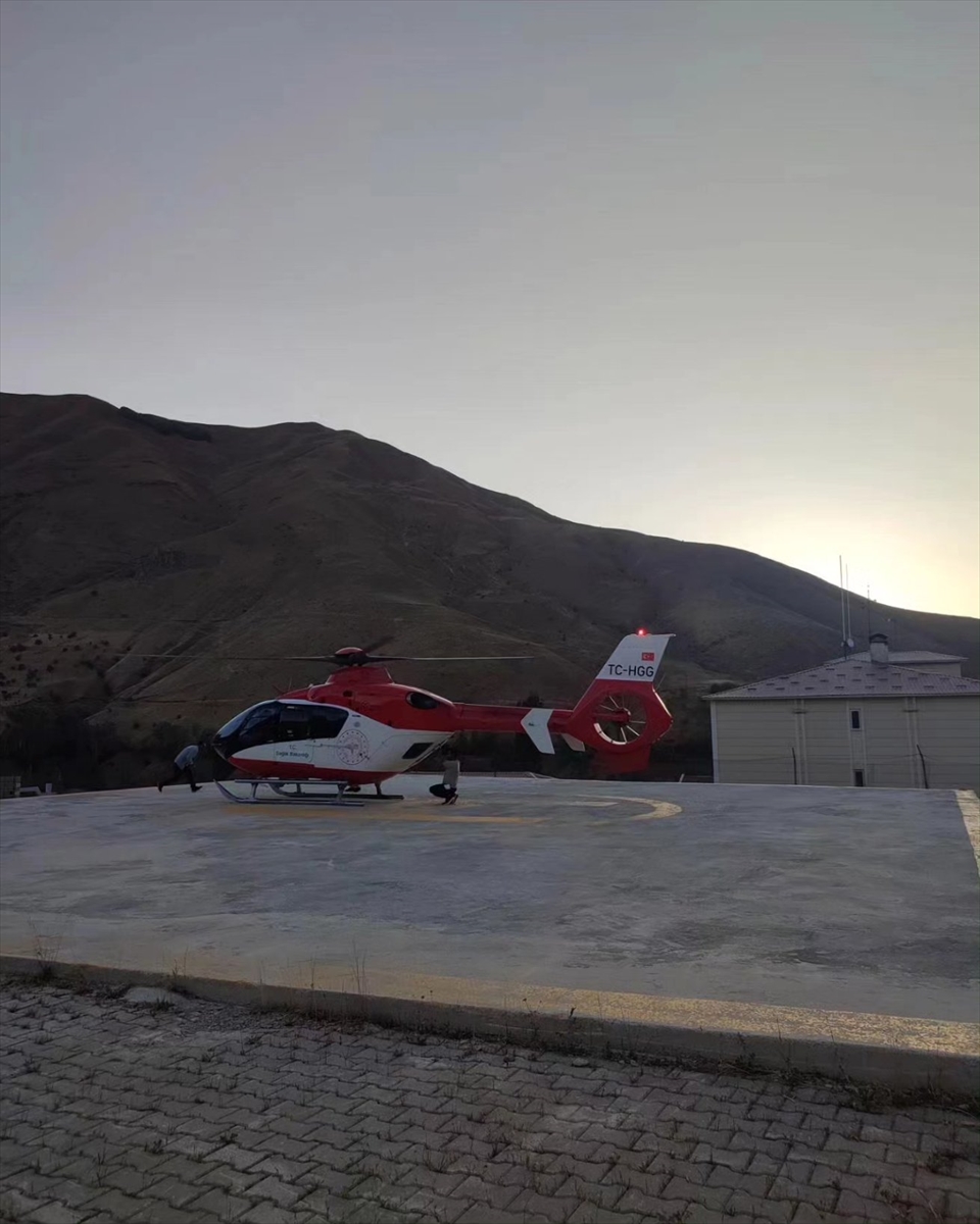 Van'da ambulans helikopter yüksekten düşen çocuk için havalandı