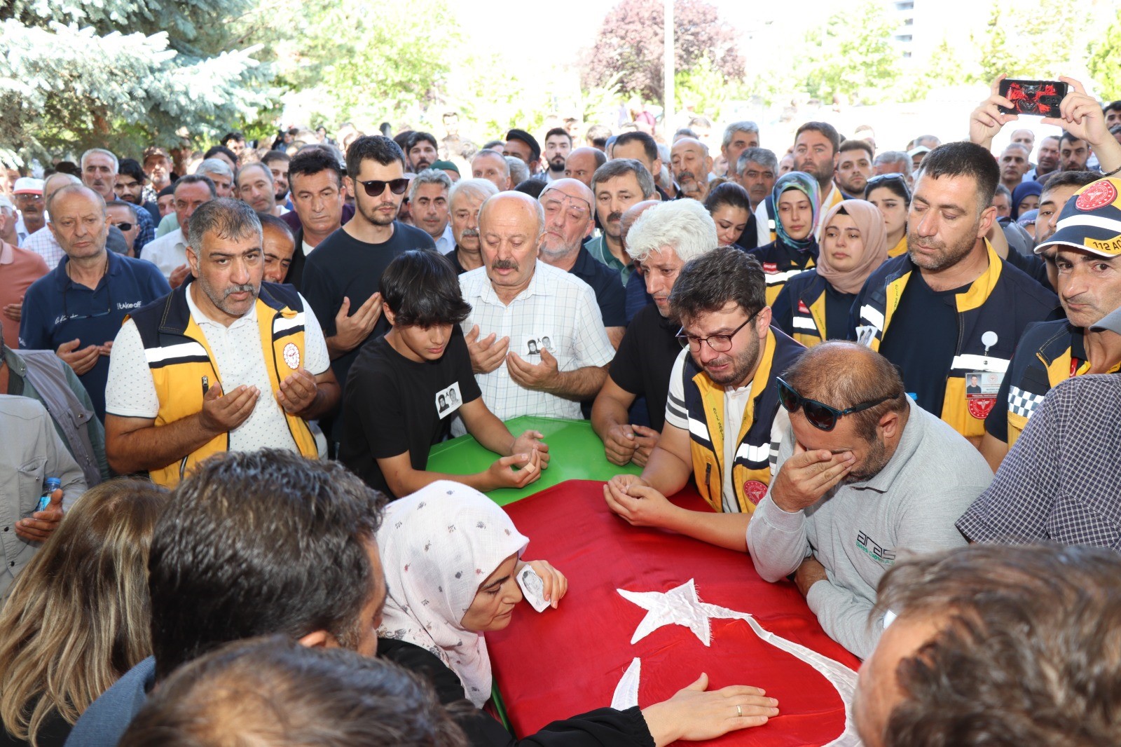 Erzurum feci kazada ölen 112 çalışanlarına ağladı